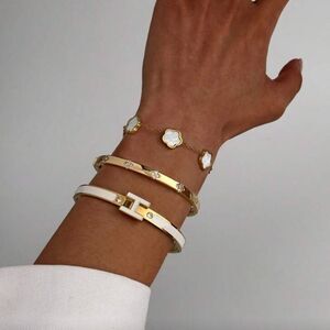 White Flower Bracelet Q742